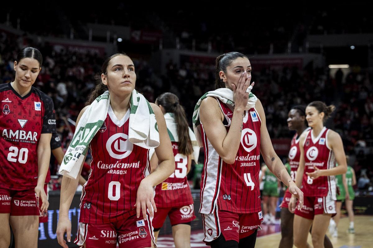 Nerea Hermosa, Carla Leite y Mariona Ortiz, tras un partido en el Príncipe Felipe.