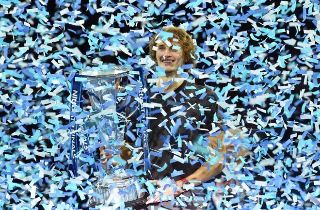 Alexander Zverev, de Alemania, está cubierto de papelitos después de haber recibido el trofeo tras vencer a Novak Djokovic de Serbia en la final de individuales masculino en el torneo de tenis ATP World Tour Finals en el O2 Arena de Londres.