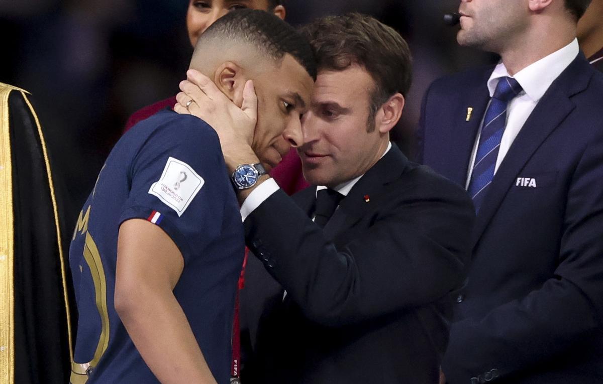 Macron consuela a Mbappé tras perder la final del Mundial de Qatar de 2022