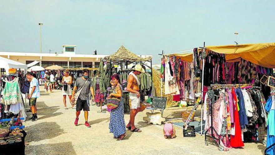  Los clientes pasean por las ‘calles’ del mercadillo. 