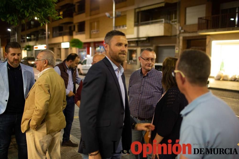 Pegada de carteles en Caravaca