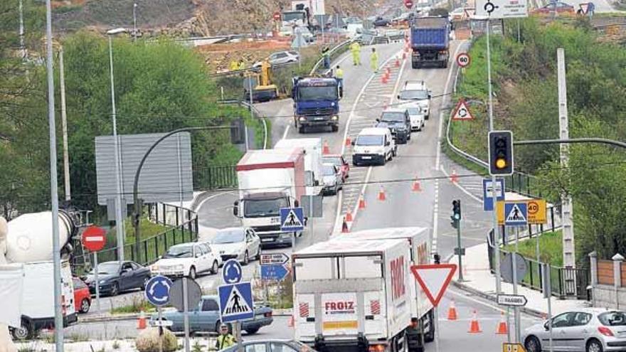 El desplome de un talud anula un carril entre O Pino y O Marco y colapsa el sur de la ciudad