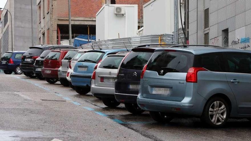 Coches estacionados, ayer, en las calles de Vigo. // Marta G. Brea