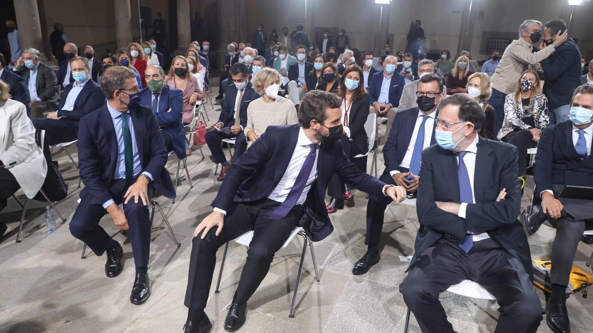 Casado charla con Rajoy, con Feijóo al otro lado