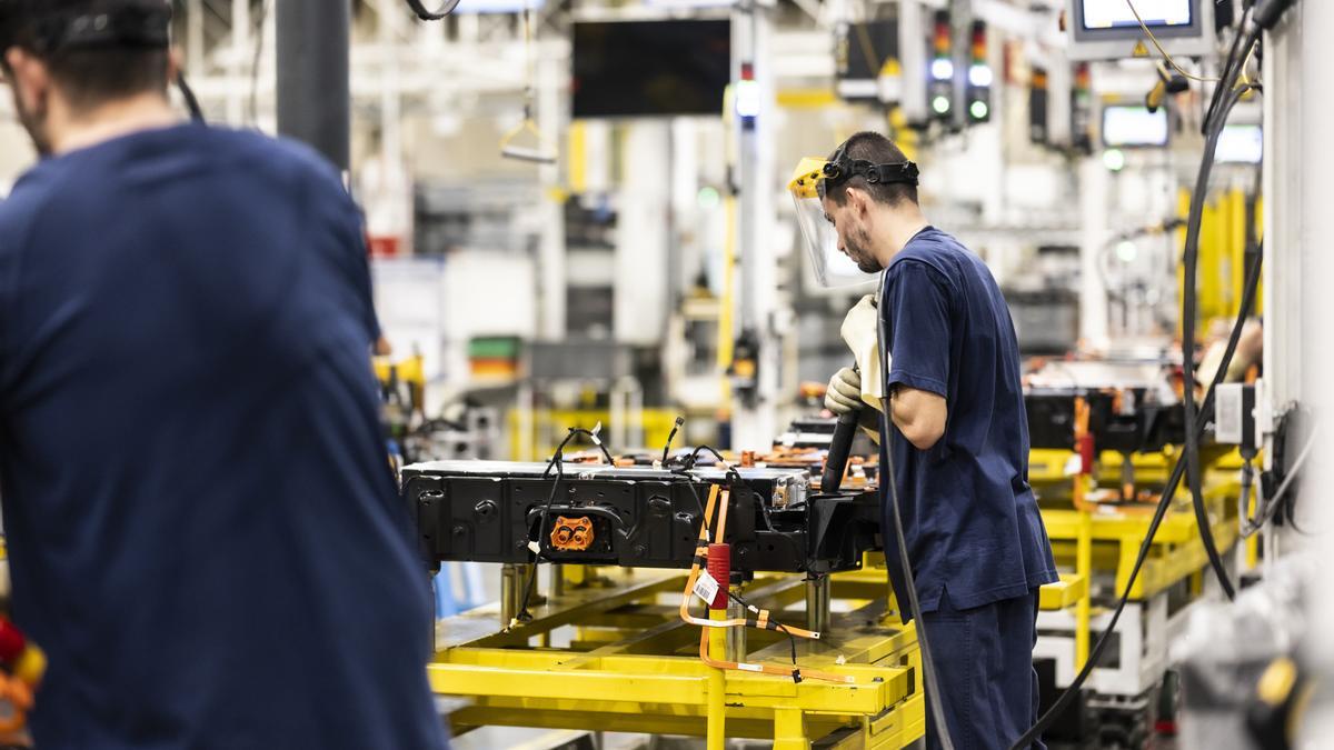 Archivo - Varios empleados en la planta automovilística de Stellantis, a 7 de septiembre de 2022, en Figueruelas, Zaragoza, Aragón (España).