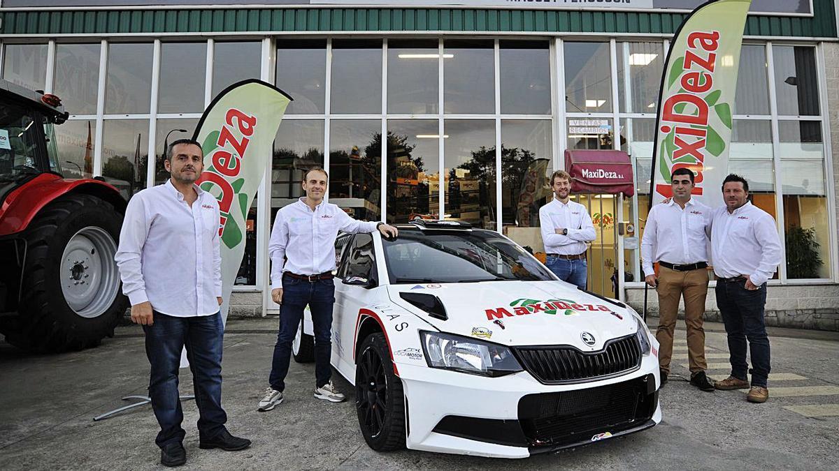 El equipo One Seven presenta su Skoda Fabia R5 en Maxideza. Las instalaciones de Maxideza, en Lalín, fueron escenario ayer tarde de la presentación oficial del equipo One Seven, que hoy tomará la salida en el 25 Rali do Cocido-Staroil. La dupla formada por Antonio Pérez Orozco y David Míguez Castro pilotarán un flamante Skoda Fabia R5, luciendo en el portón el dorsal número 8 en la prueba dezana. | BERNABÉ/JAVIER LALÍN