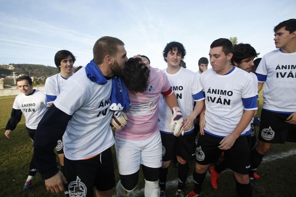 Iván Blanco, portero del Unión Deportivo San Esteban, recibe un homenaje sorpresa