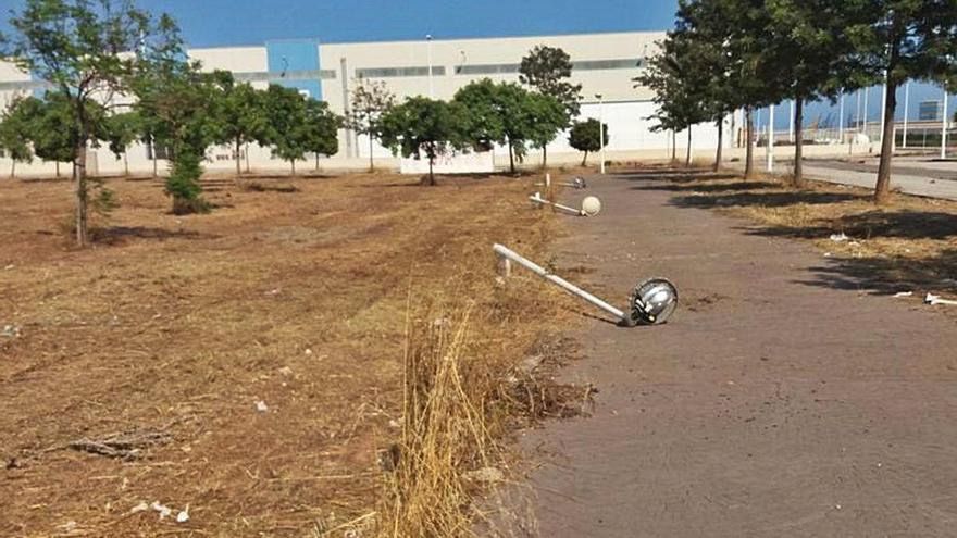 La policía investiga el destrozo de 10 farolas en  un polígono de Sagunt