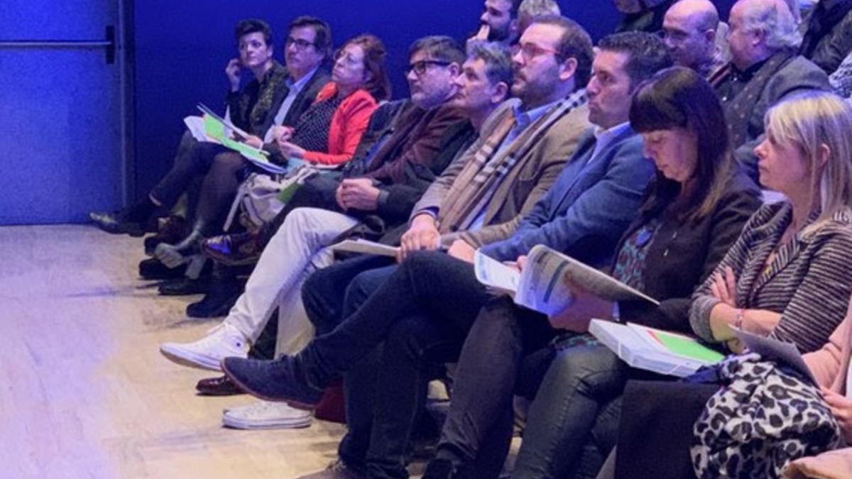 El alcalde de Mataró, David Bote, nuevo videpresidente de la Federació de Municipis de Catalunya, sentado al lado del hsta ahora presidente Xavier Amor, alcalde de Pineda de Mar.