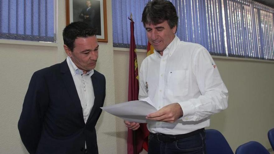 Dionisio Baño y José Miguel Martínez ofrecieron una rueda de prensa ayer en Cartagena.