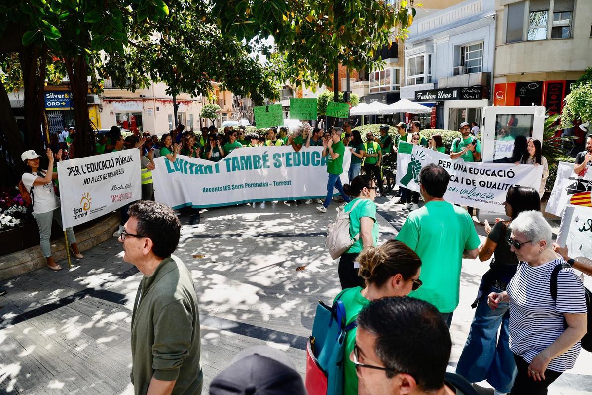 Cerca de 500 personas marchan en Torrent para defender la educación pública
