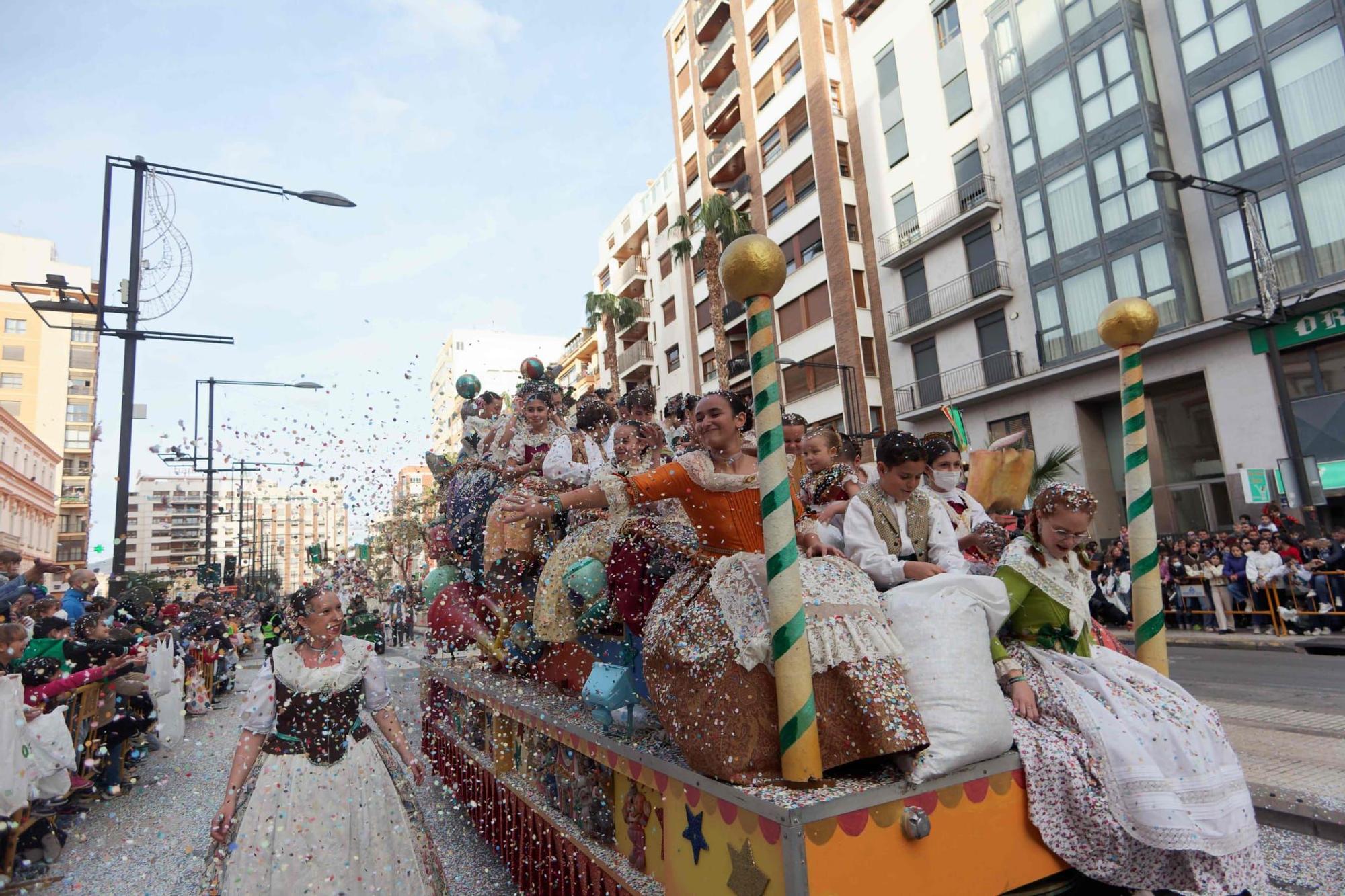 Los niños lo pasan en grande en el coso multicolor