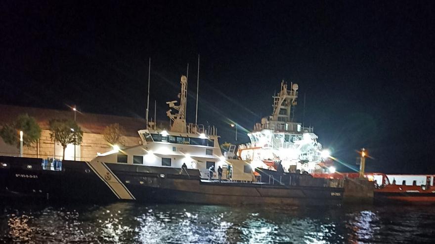 El vídeo de la polémica: pescando con caña desde un buque de inspección de la Xunta