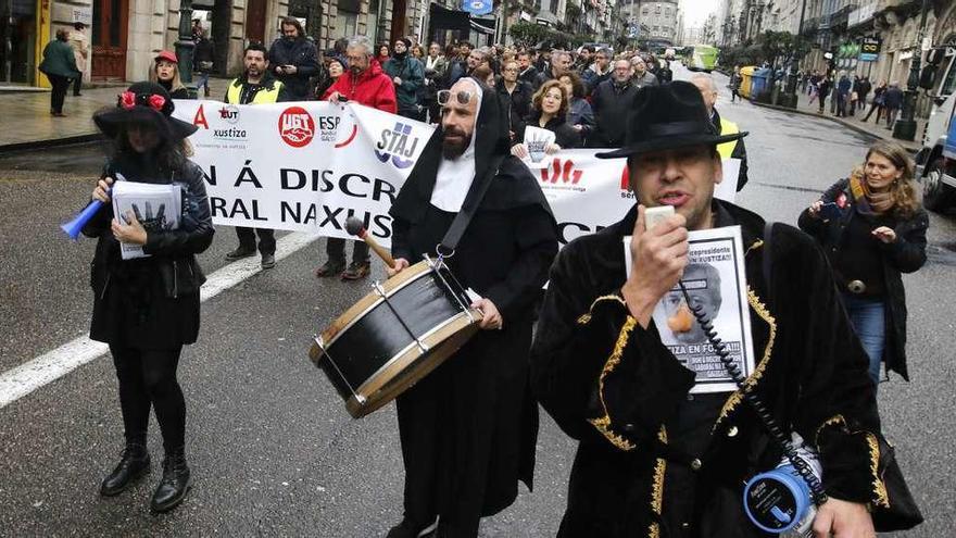 Los manifestantes, ayer, a su paso por la calle Urzáiz. // Alba Villar