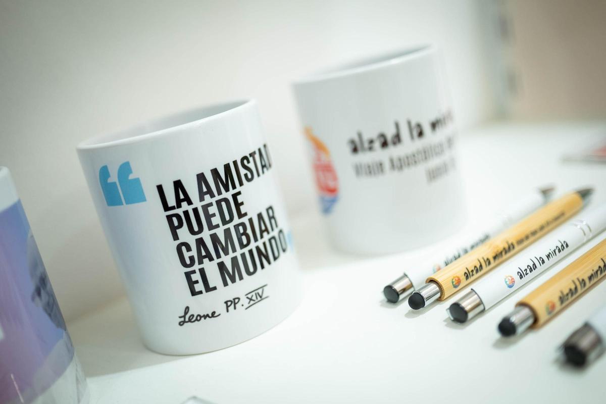 Tazas y bolígrafos conmemorativos de la visita del papa a Tenerife que se pueden adquirir en la Casa Mesa, en la Laguna.