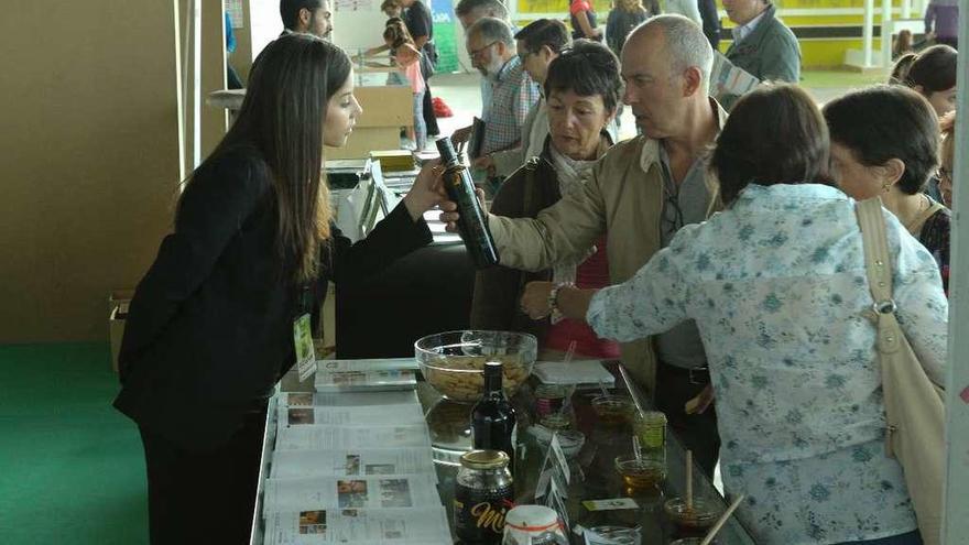 Una joven explica a un grupo las propiedades del aceite.