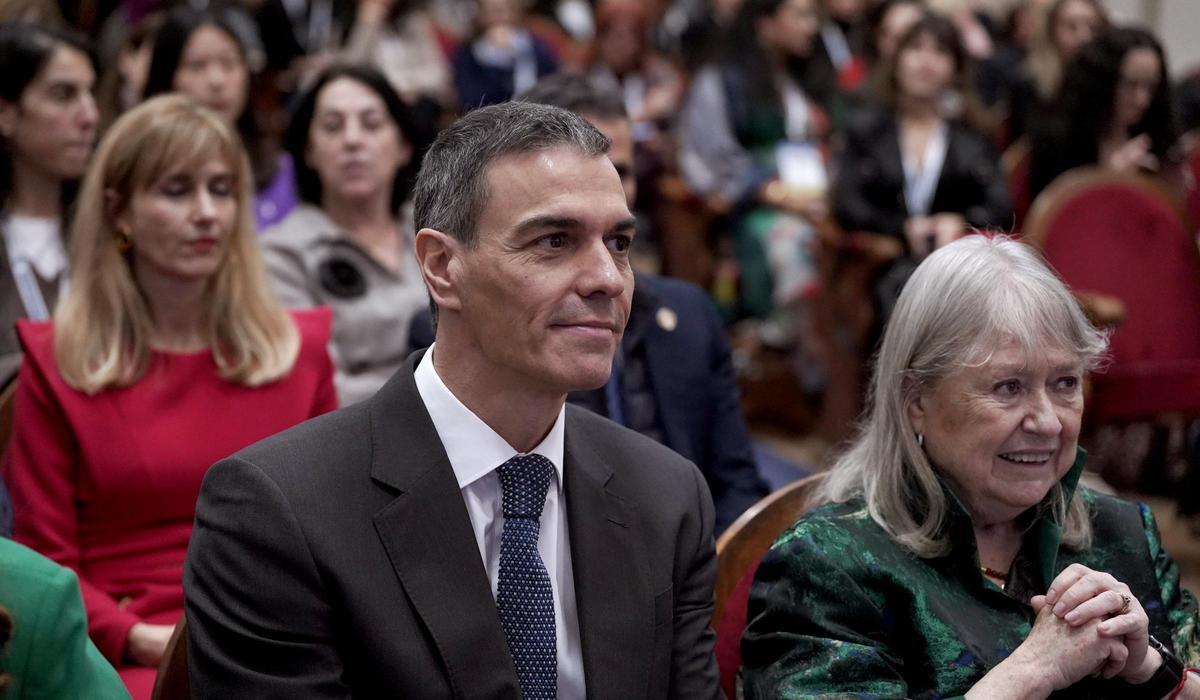 Pedro Sánchez, presidente del Gobierno, clausura el acto 'Mujeres liderando la ONU del siglo XXI', en la Real Academia de Bellas Artes de San Fernando. En la imagen junto a Susana Malcorra , presidente de GWL Voices.