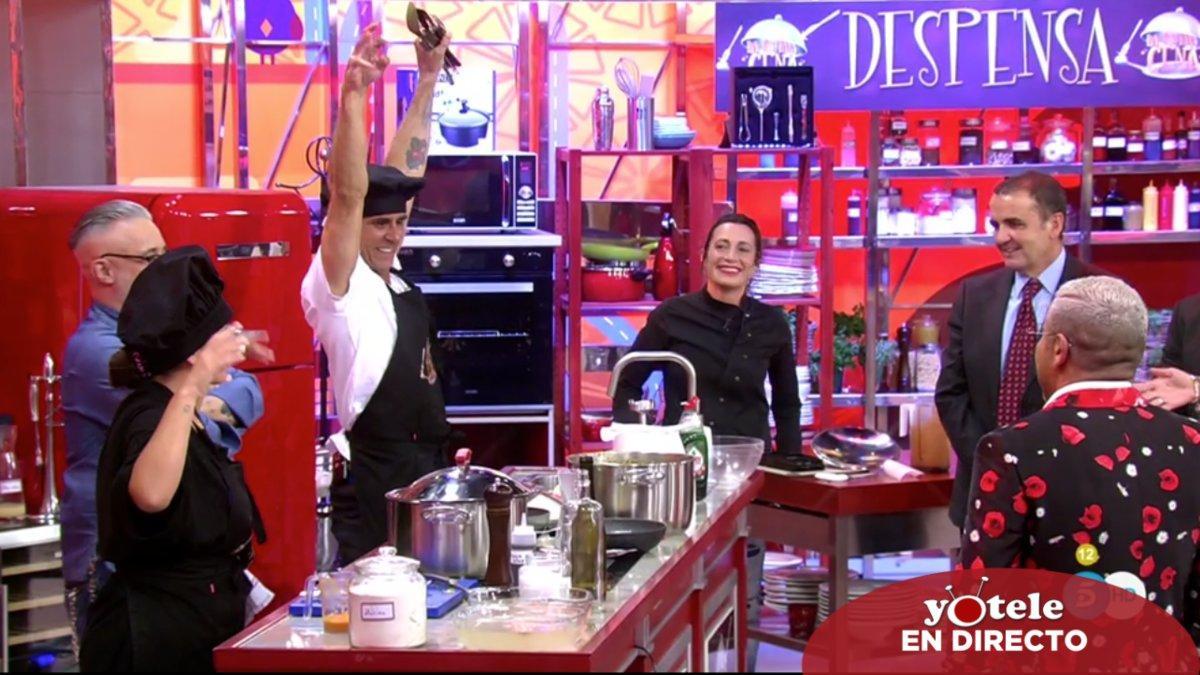 Alonso y Anabel con las manos levantadas al terminar de cocinar en 'La última cena'