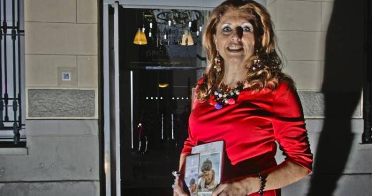 La escritora María Serralba presenta su texto en el Casino.