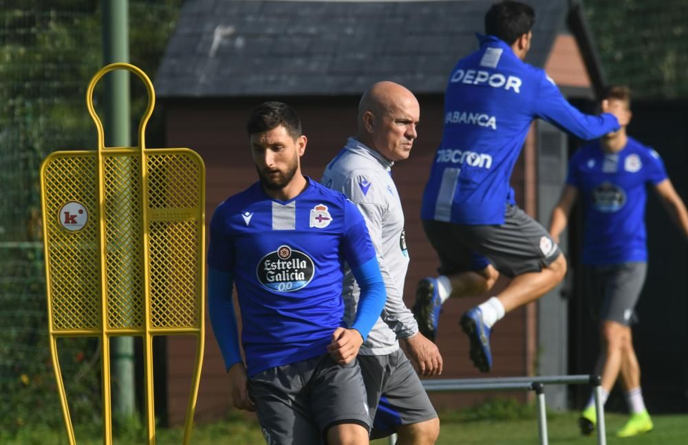 El nuevo técnico blanquiazul llega a A Coruña decidido a sacar al equipo coruñés de donde está -antepenúltimo en su categoría- y lograr el objetivo de estar entre los seis primeros clasificados.