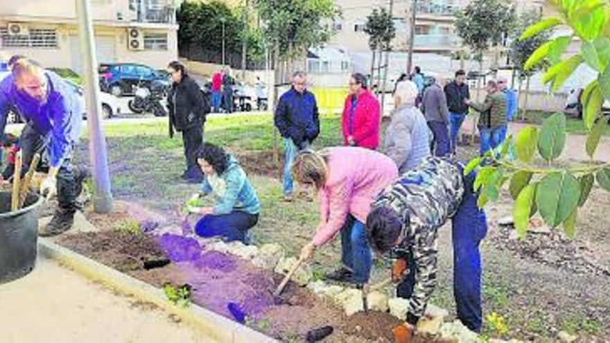 Participantes en la jornada de siembra, ayer.