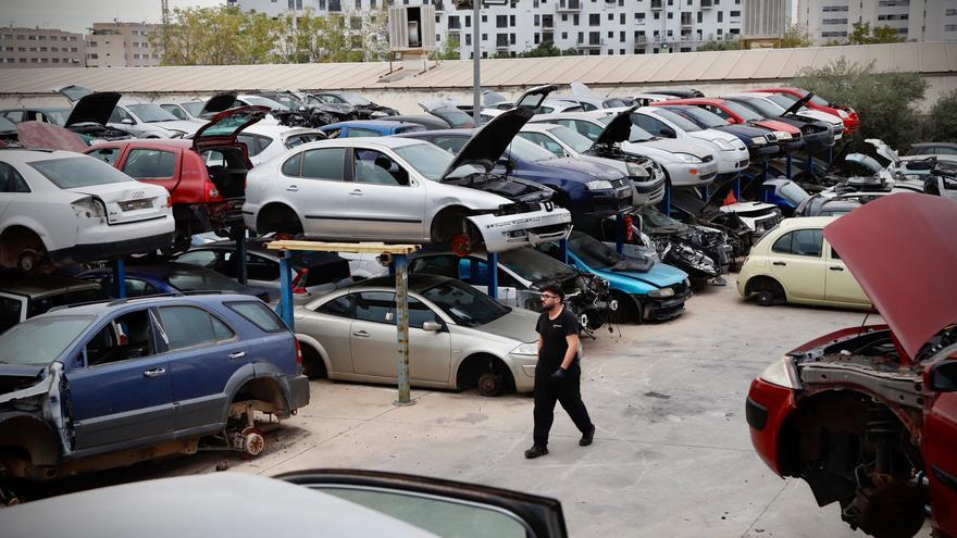 La actividad de los desguaces de Córdoba se resiente por la caída de venta de coches nuevos