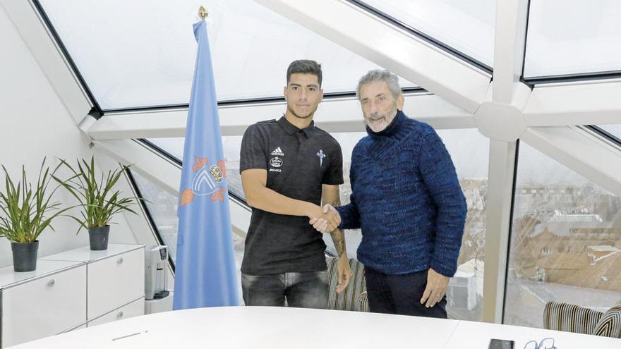 Olaza y Mouriño se saludan tras la firma del contrato. // R.C.Celta