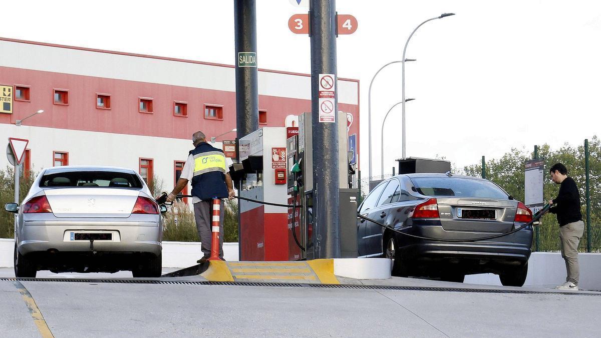 Un trabajador y una persona repostando en una gasolinera de Santiago