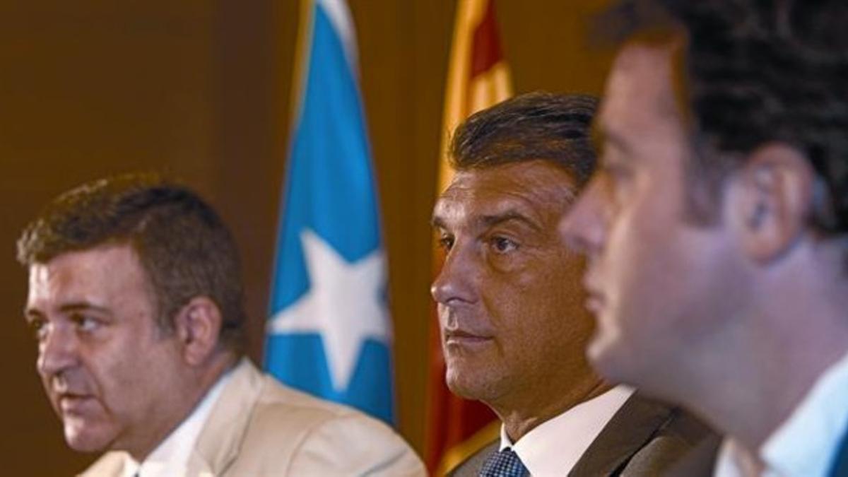 De izquierda a derecha, Alfons López Tena, Joan Laporta y Uriel Bertran, ayer, en la presentación de su alianza política.