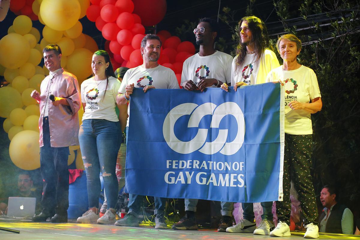 Representantes de los Gay Games de Valencia, recogiendo la estafeta durante la clausura de los Juegos en Guadalajara (México)