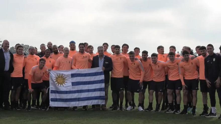 La selección de Uruguay recibe el pabellón nacional de manos del presidente Orsi