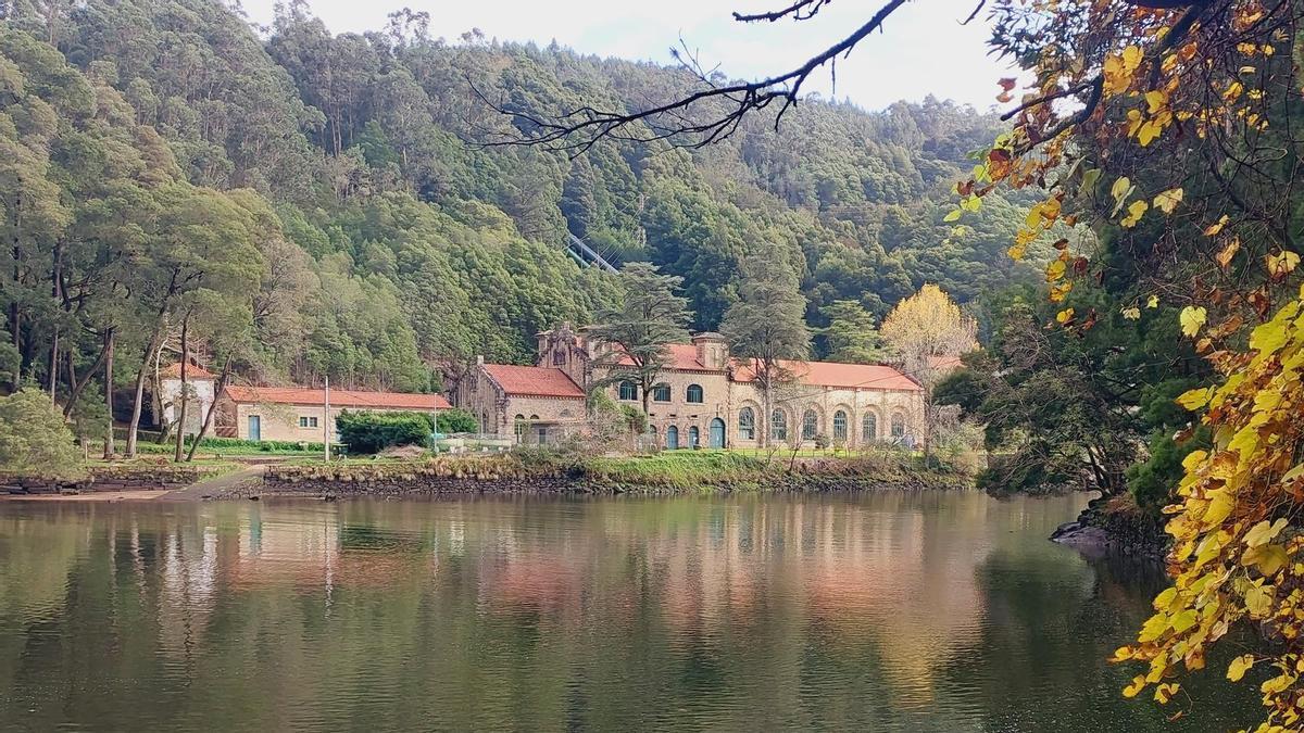La ruta que oculta la catedral de la luz de Palacios, un puente colgante o una singular iglesia de Galicia