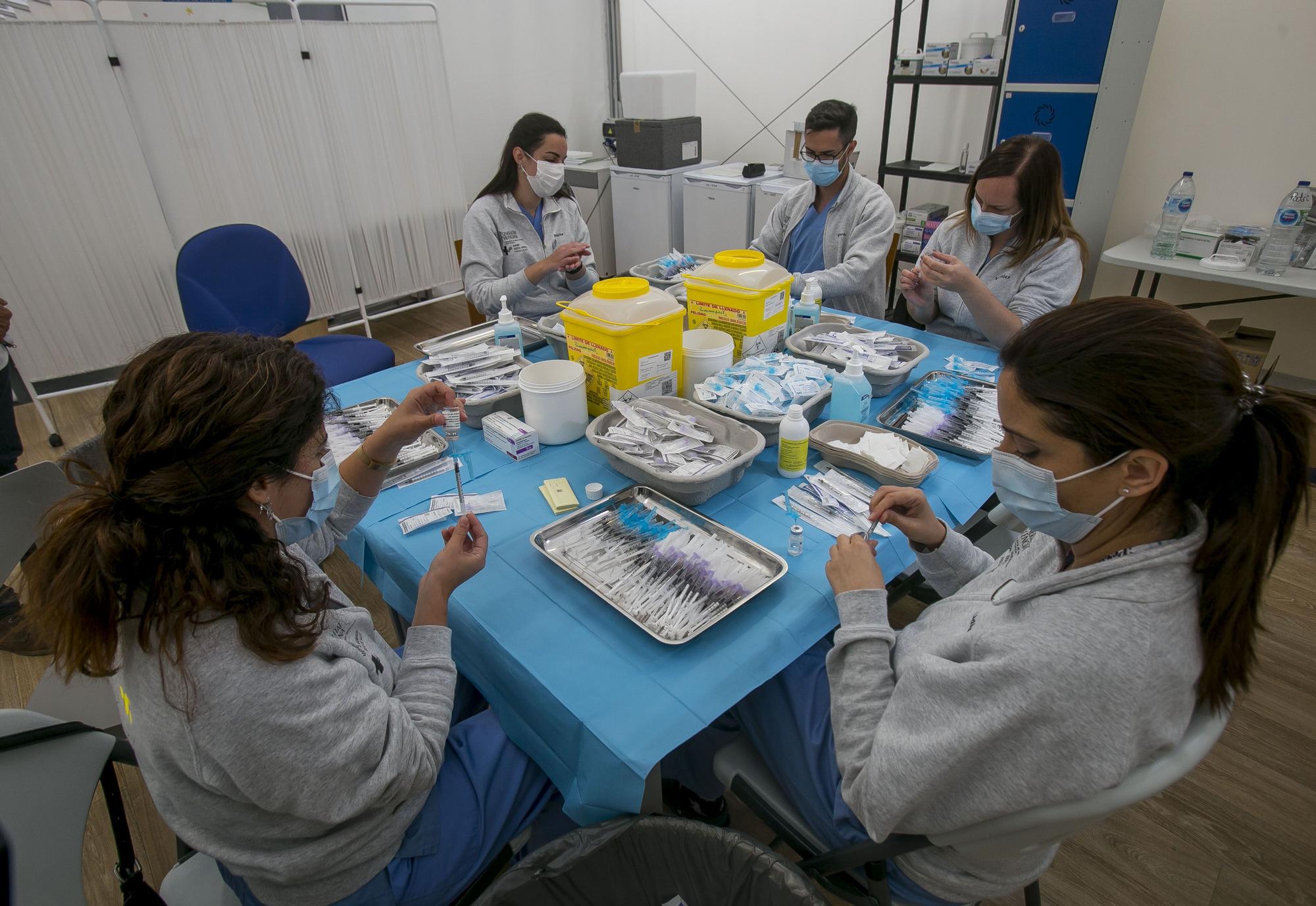 Comienza la vacunación masiva en el hospital de campaña de Alicante