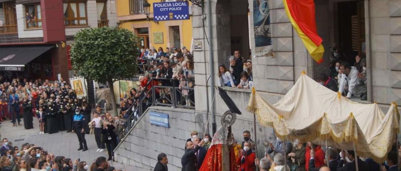 La imagen de la Virgen, rodeada de fieles, ayer, durante la retirada del velo. | B. G.