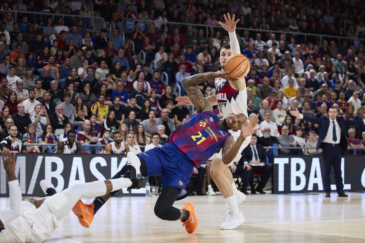 Will Clyburn intenta tirar mientras se está cayendo.