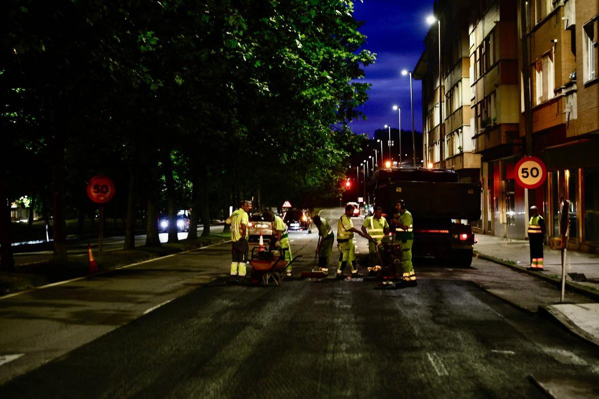 Operarios trabajando  en la noche del martes.
