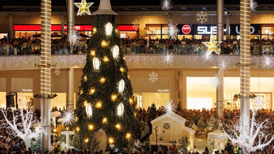 Alisios enciende la Navidad y su gran árbol hecho casa este año. lp/dlp