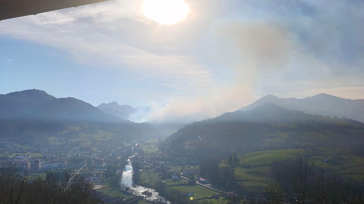 La gran humareda que se veía por el valle del Sella, esta tarde.