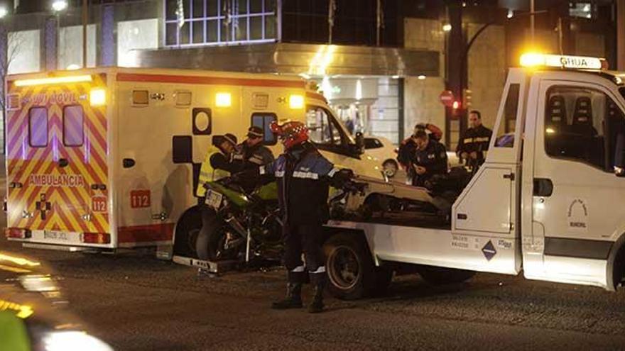 Un motorista, herido muy grave tras colisionar contra un coche en un cruce en Gijón