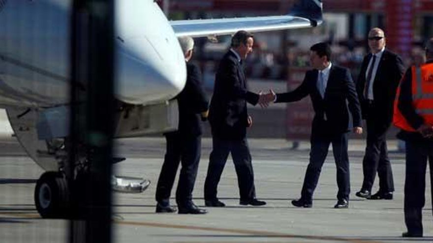 Cameron saluda a Picardo en el aeropuerto de Gibraltar