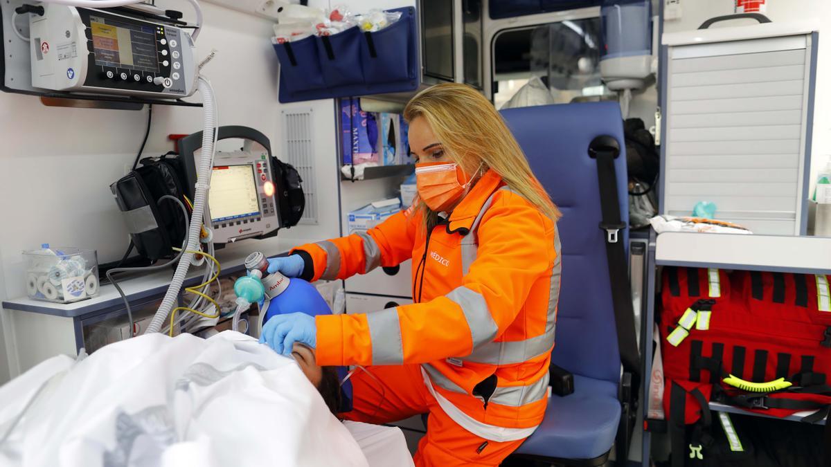 Una médico atiende a un paciente a bordo de un SAMU
