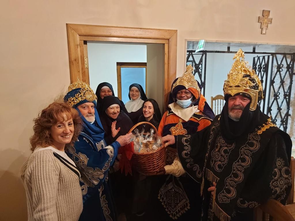 Los Reyes Magos ya están en Villaviciosa: así ha sido su emotivo encuentro con las personas mayores del concejo