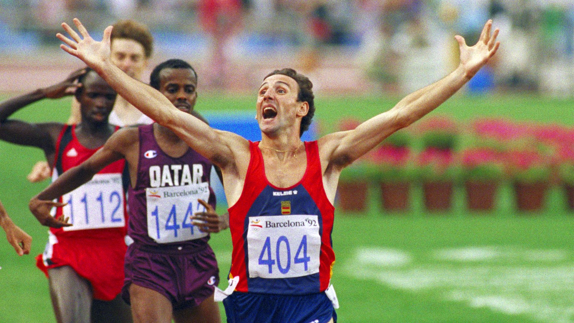 Fermín Cacho levanta los brazos en la recta de llegada en la final de Barcelona 92.