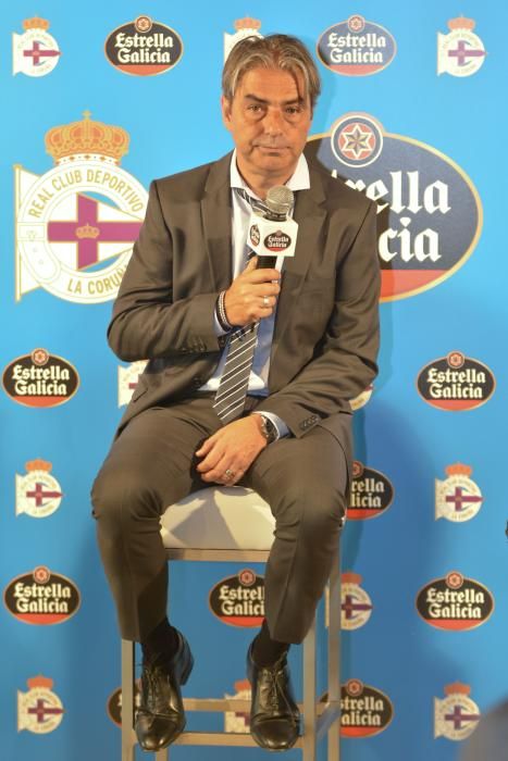 El nuevo entrenador del Deportivo parece rehuir referirse al ascenso como objetivo y prefiere centrarse en "objetivos parciales para poder alcanzar el objetivo final".