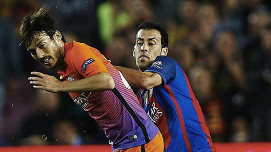 Busquets con David Silva, en el partido de Champions.