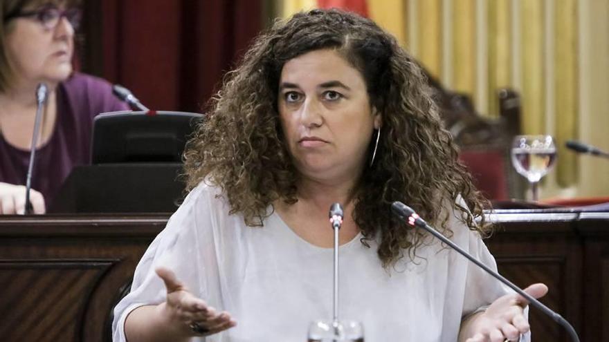 La consellera de Presidencia, Pilar Costa, durante su intervención de ayer en el Parlament.