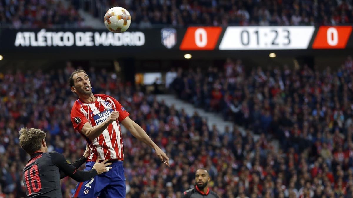 Diego Godín cabecea ante Monreal durante la semifinales de la Europa League contra el Arsenal en el Wanda Metropolitano.