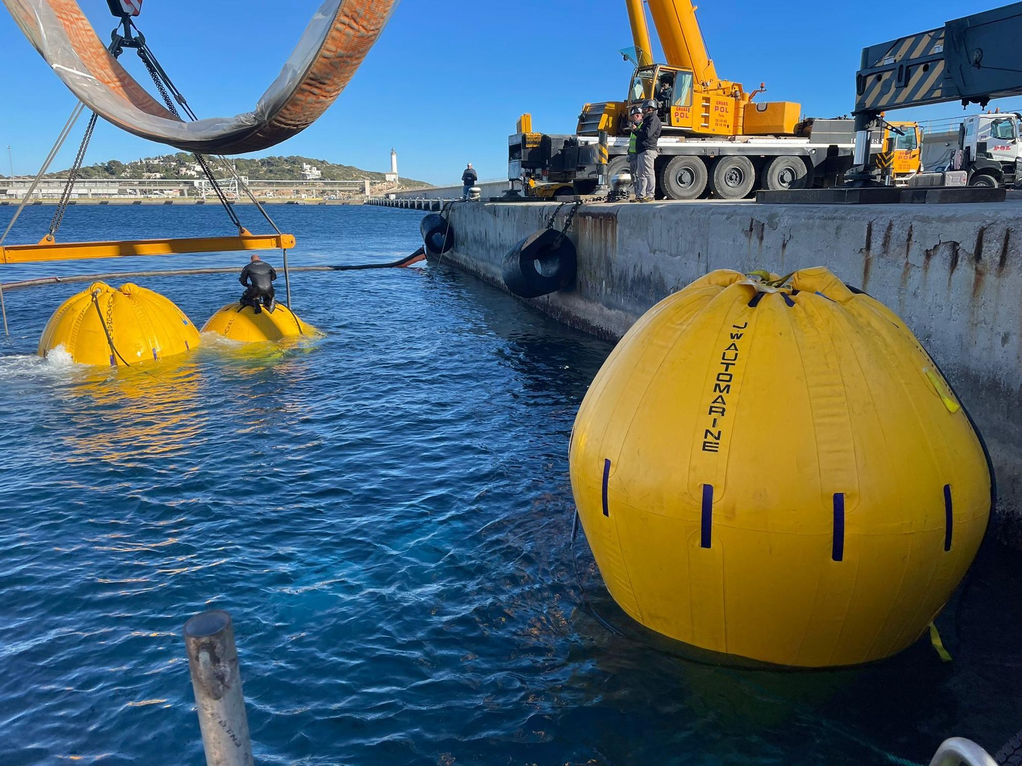 Reflotado el pesquero 'Charpat Segundo', hundido en el puerto de Ibiza.