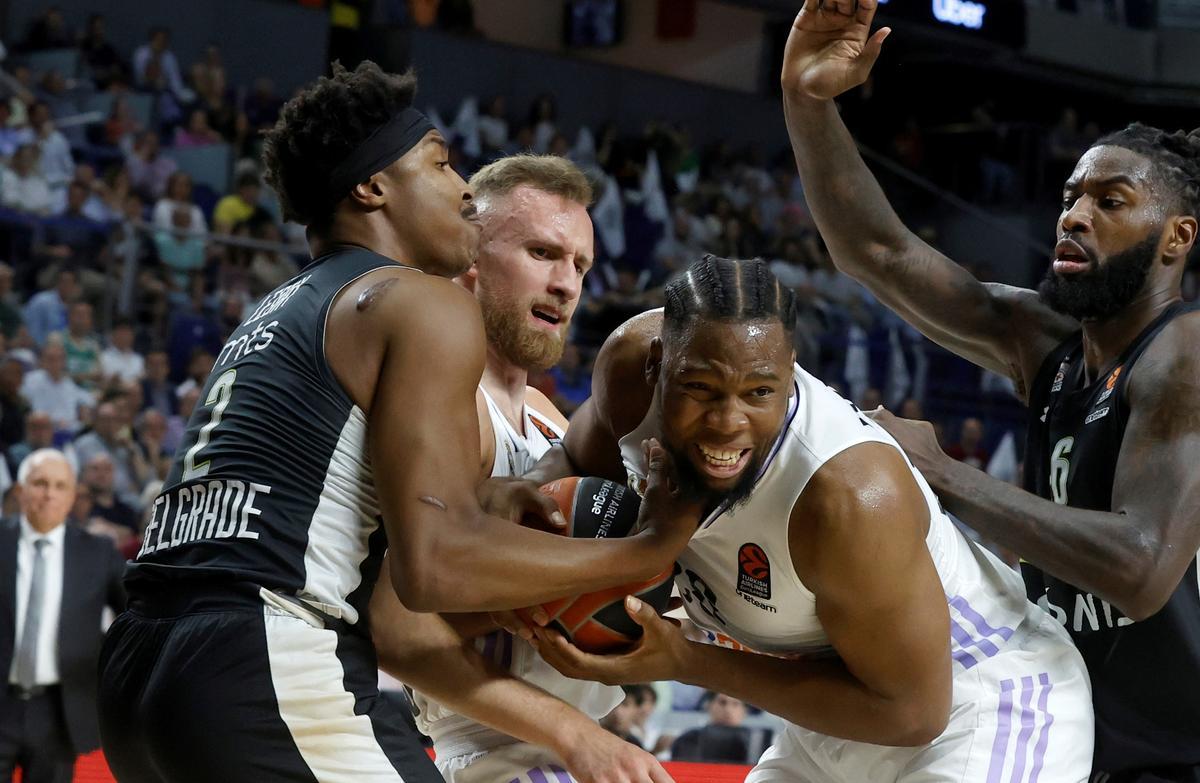 Yabusele, en una acción peleada en el partido