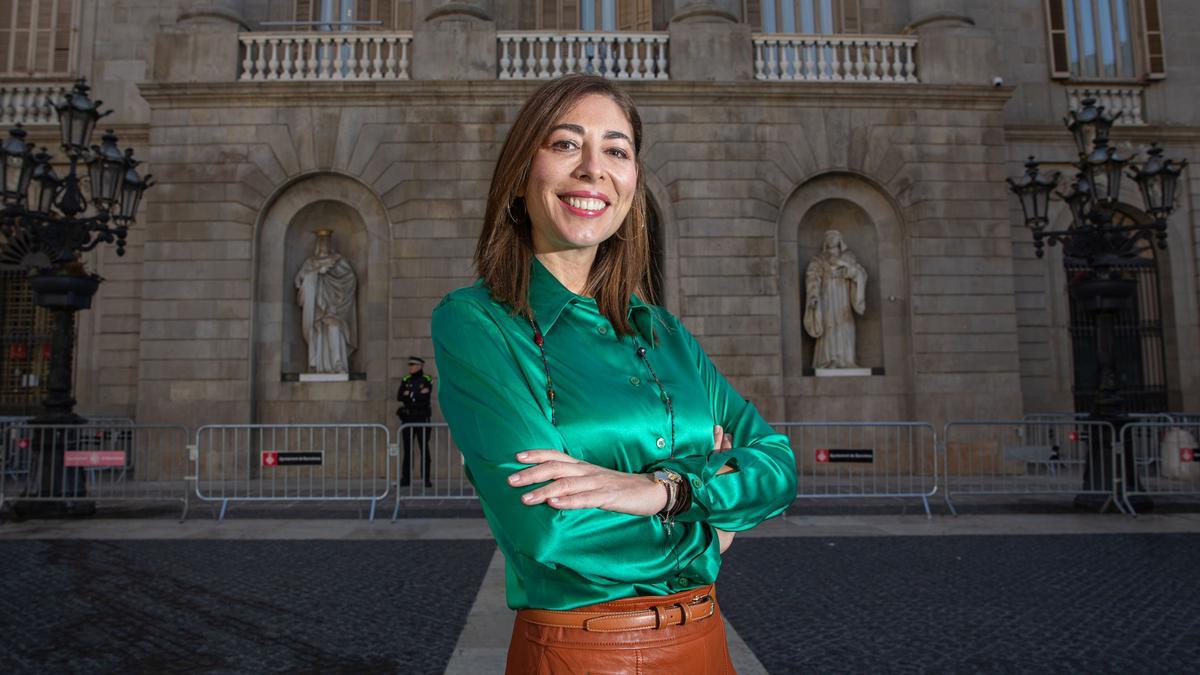 La presidenta del grupo de Ciutadans, en la plaza de Sant Jaume.